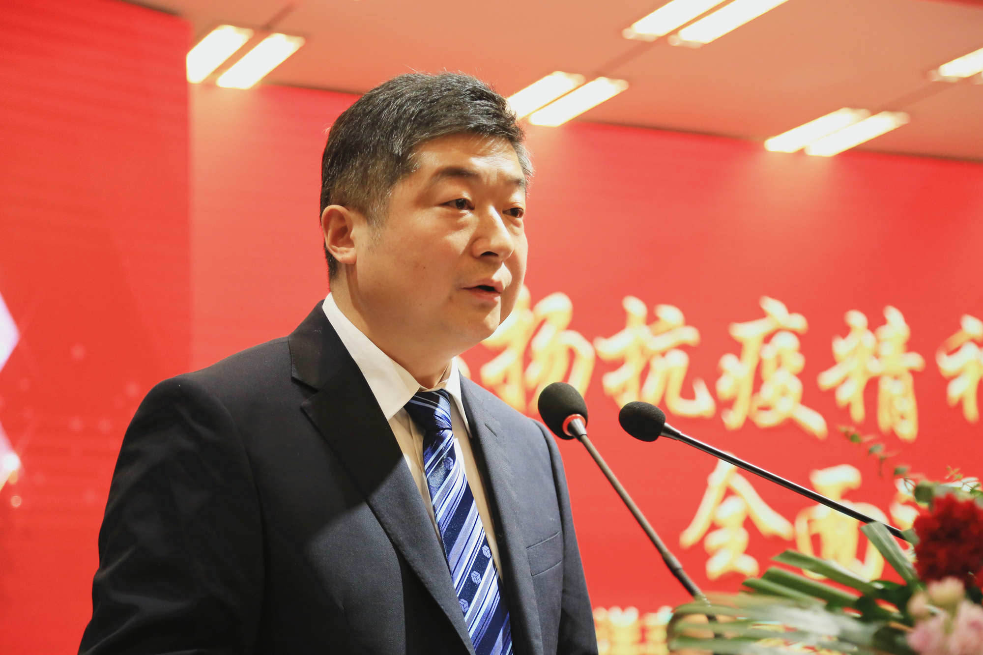 4王险峰宣读目标责任状考核兑现文件_副本.jpg