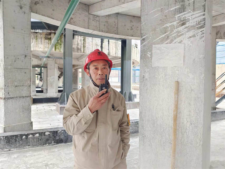 胡继楷正在提醒中控人员调整蒸汽.jpg 胡继楷正在提醒中控人员调整蒸汽.jpg