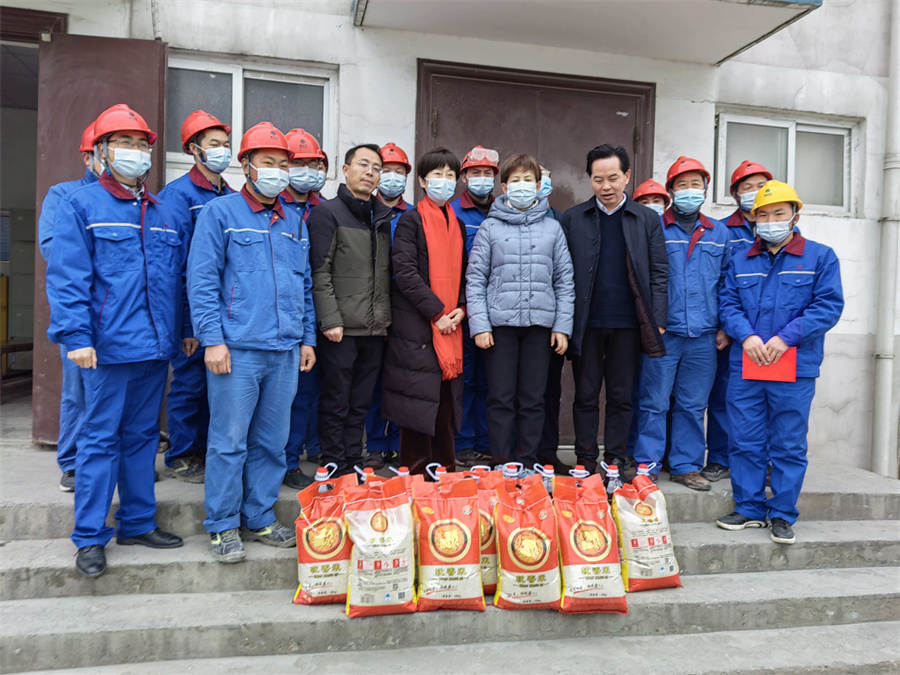 苏琼一行慰问6686.com官网中磷尿基车间.jpg 苏琼一行慰问6686.com官网中磷尿基车间.jpg