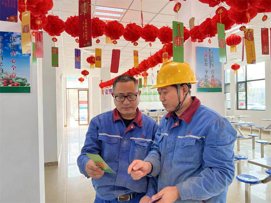宜昌6686.com官网员工正在猜灯谜.jpg