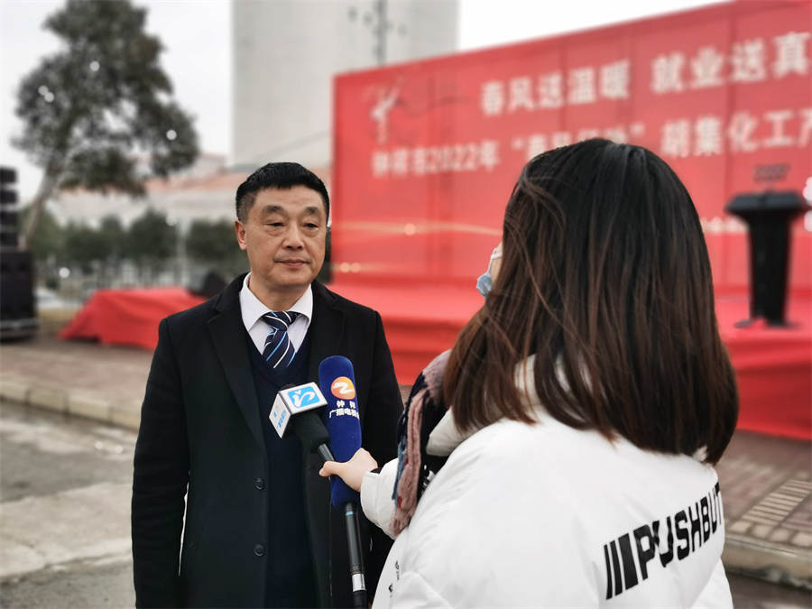 何月安接受荆门广播电视台记者采访.jpg 何月安接受荆门广播电视台记者采访.jpg